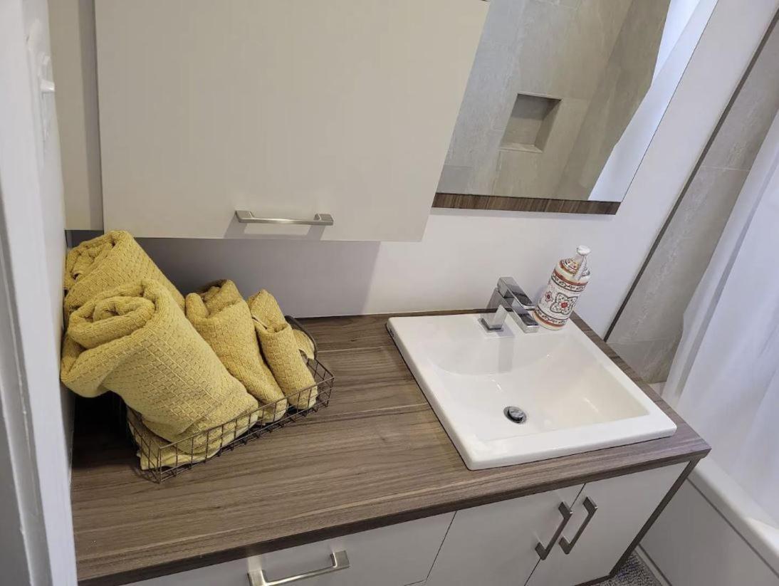 Free Parking, Beautiful 4 1/2- 2 Bedroom Apartment Montréal Eksteriør bilde